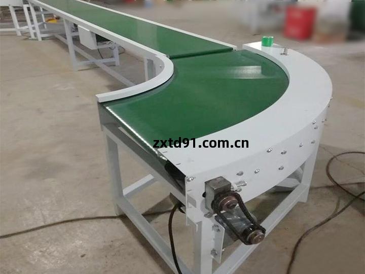 皮(pi)帶(dai)轉彎(wan)輸(shu)送(song)機(ji)