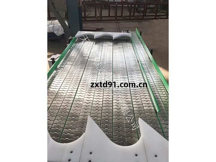 多排(pai)鏈(lian)板(ban)輸(shu)送線